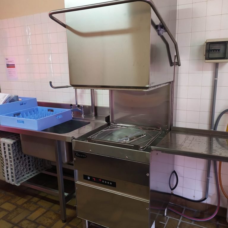 Installation d'un lave vaisselle a capot