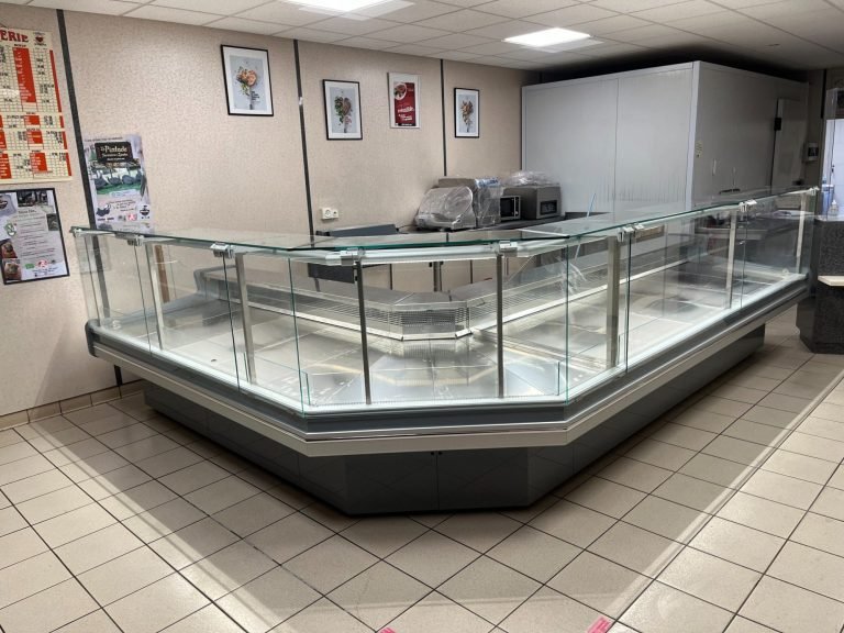 Installation d'une vitrine refrigérée ISOTECH dans une boucherie